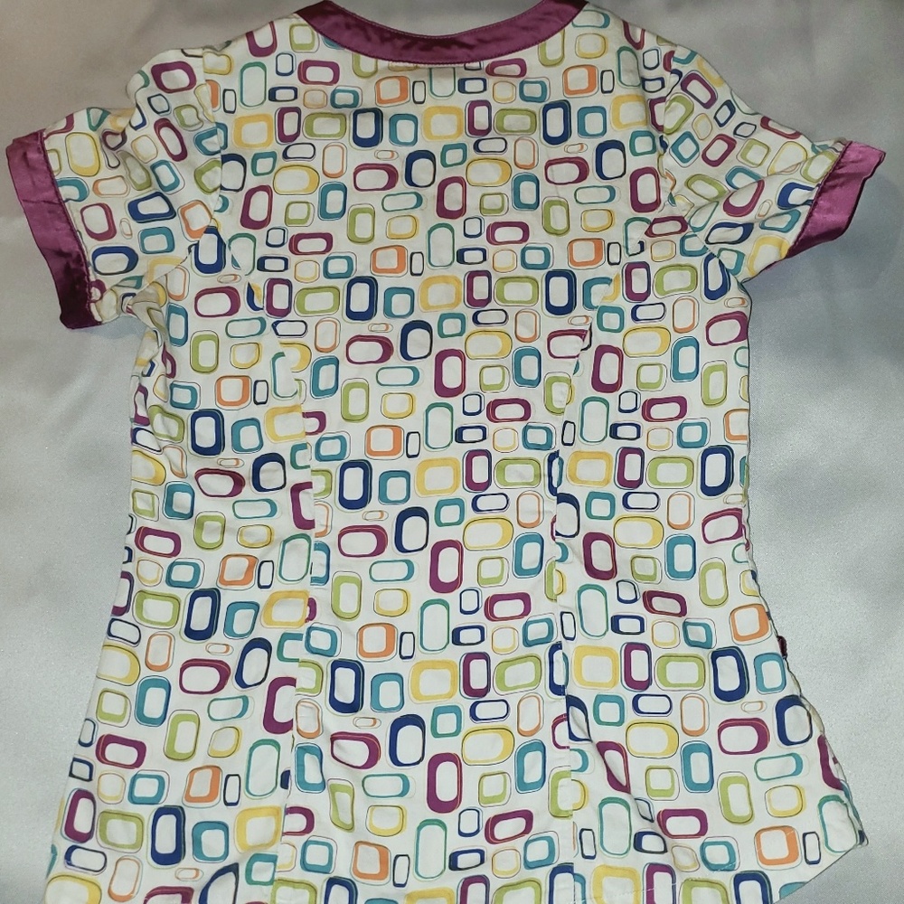 🙌Price Drop🙌Patterned Scrub Top - Picture 3 of 4